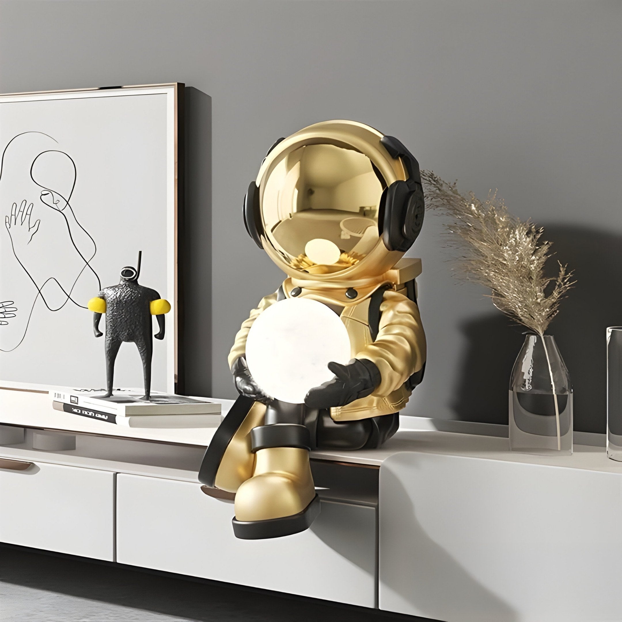 Kleine himmlische goldene Astronauten-Glow-Skulptur I sitzend - 53 cm